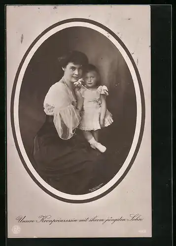 AK Unsere Kronprinzessin Cecilie mit ihrem jüngsten Sohn im Kleidchen