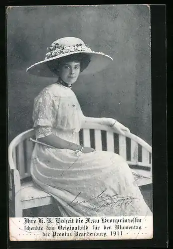 AK Kronprinzessin Cecilie auf einer Gartenbank - Geschenk zum Blumentag Brandenburg 1911