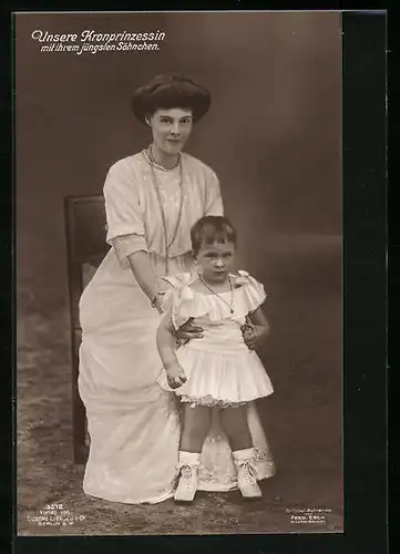 AK Kronprinzessin Cecilie mit ihrem jüngsten Söhnchen im Kleidchen