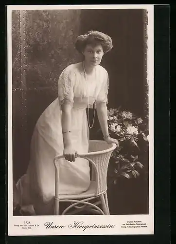 AK Kronprinzessin Cecilie kniend auf einem weissen Stuhl