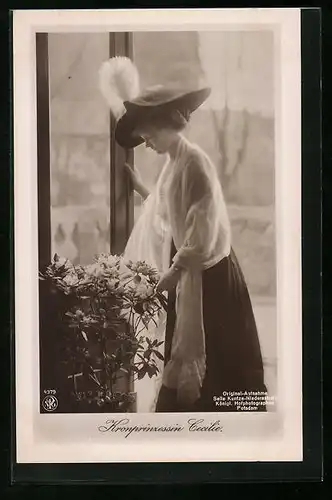 AK Kronprinzessin Cecilie mit Zimmerpflanze an einem Fenster