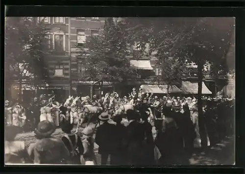 AK Kaiser Wilhelm II. in einer Kutsche durch die Stadt reitend