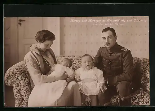 AK Herzog und Herzogin zu Braunschweig und Lüneburg mit den beiden Prinzen