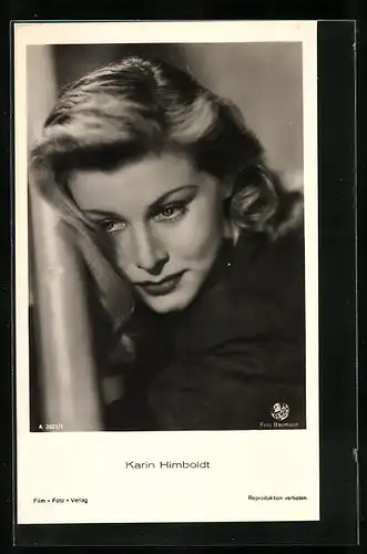 AK Schauspielerin Karin Himboldt lehnt leidenschaftlich an einem Geländer