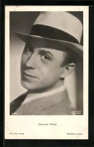 AK Schauspieler Werner Hinz mit Hut im Jackett