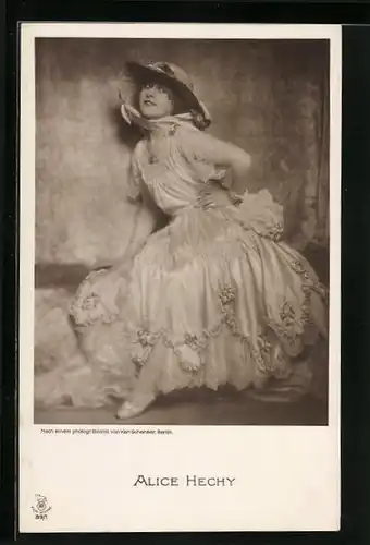 AK Schauspielerin Alice Hechy im prachtvollen Kleid mit Hut