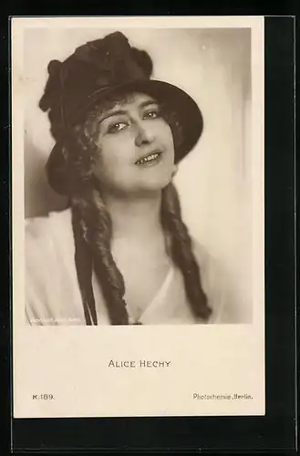 AK Schauspielerin Alice Hechy mit schwarzem Blumenhut und lockigem Haar