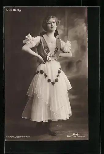 AK Schauspielerin Alice Hechy im Filmkostüm