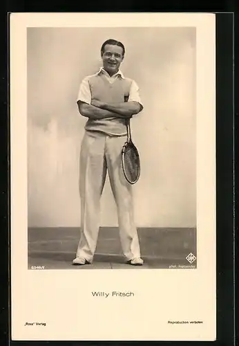 AK Schauspieler Willy Fritsch beim Tennisspiel mit Schläger in der Hand