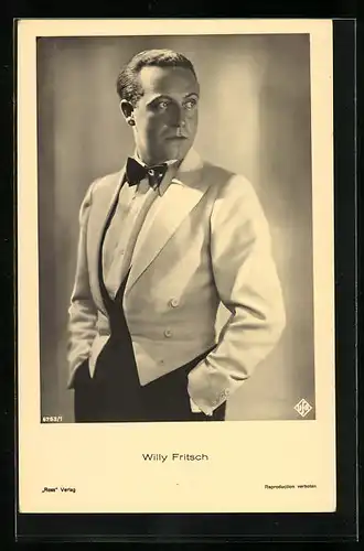 AK Schauspieler Willy Fritsch mit Fliege im weissen Jackett