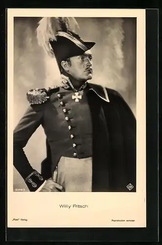 AK Schauspieler Willy Fritsch in eleganter Filmuniform