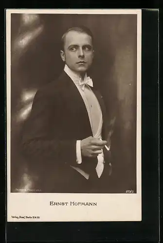 AK Schauspieler Ernst Hofmann elegant im Anzug eine Zigarette in der Hand haltend