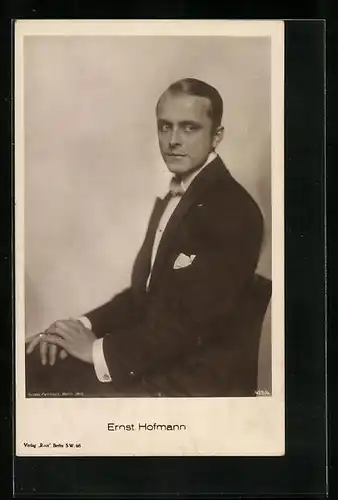 AK Schauspieler Ernst Hofmann elegant im Anzug auf einem Stuhl sitzend