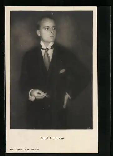 AK Schauspieler Ernst Hofmann lässig im Anzug seine Zigarette in der Hand haltend