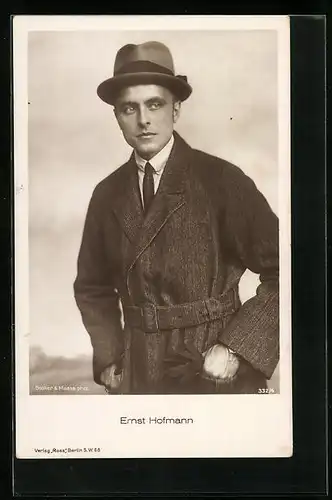 AK Schauspieler Ernst Hofmann charmant mit Hut im Mantel