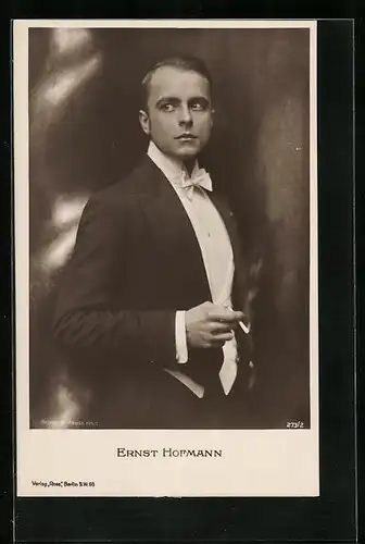AK Schauspieler Ernst Hofmann hält charmant seine Zigarette in der Hand