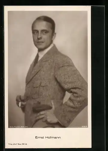 AK Schauspieler Ernst Hofmann elegant im Anzug mit Zigarette in der Hand