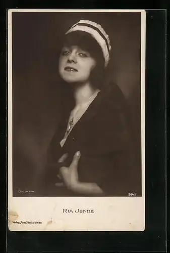 AK Schauspielerin Ria Jende sinnlich blickend
