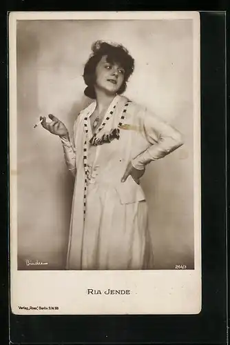 AK Schauspielerin Ria Jende elegant ihre Zigarette in der Hand haltend