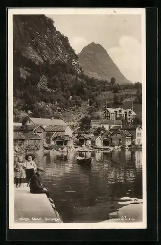 AK Geiranger, Uferpartie mit Kindern
