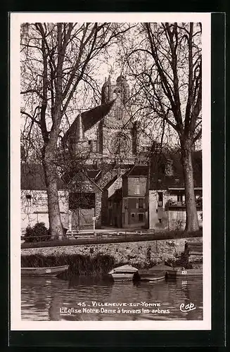 AK Villeneuve-sur-Yonne, l'Eglise Notre-Dame à travers les arbres