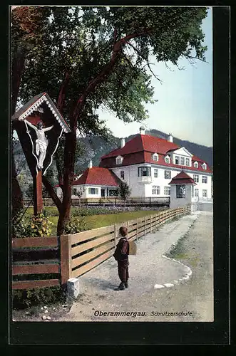 AK Oberammergau, Knabe am Wegkreuz an der Schnitzerschule