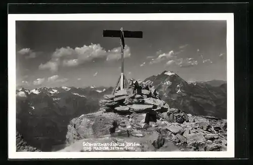 AK Schwarzwandspitze mit Gipfelkreuz gegen Habicht in Tirol
