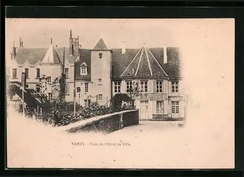 AK Varzy, Cour de l'Hotel de Ville