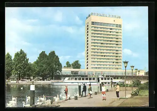 AK Interhotel Potsdam, Passanten am Flussufer