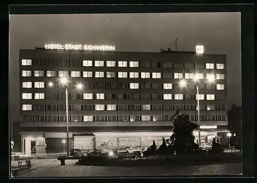 AK Schwerin, Hotel Stadt Schwerin bei Beleuchtung