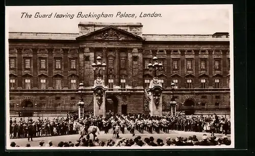 AK London, The Guard leaving Buckingham Palace