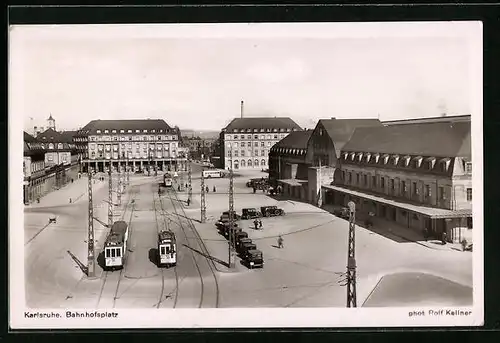 AK Karlsruhe, Strassenbahnen vor dem Bahnhof