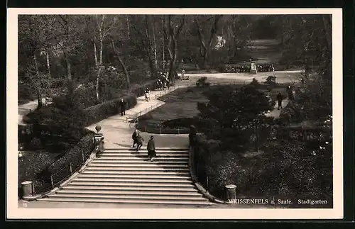 AK Weissenfels a. S., Passanten im Stadtgarten