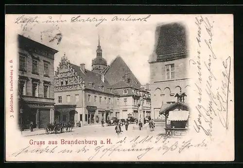 AK Brandenburg a. H., Passanten am Rathaus