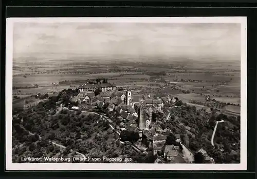 AK Waldenburg i. Württ., Fliegeraufnahme der Satdt mit dem Schloss