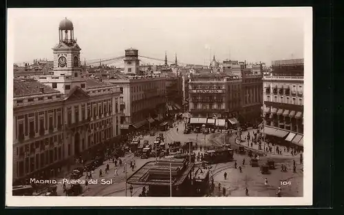 AK Madrid, Puerta del Sol, Strassenbahnen auf der Strasse