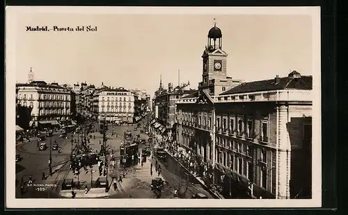 AK Madrid, Puerta del Sol, Strassenbahnen und Passanten