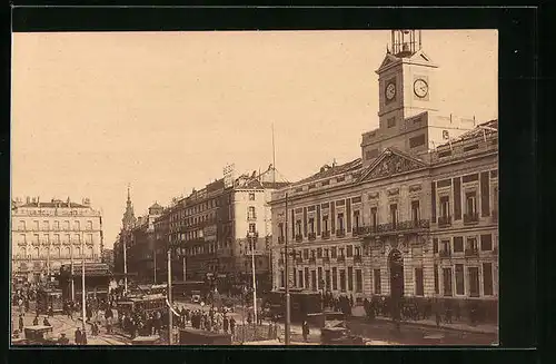 AK Madrid, Puerta del Sol, Strassenbahnen vor dem Rathaus