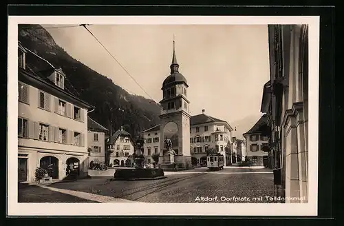 AK Altdorf, Dorfplatz mit dem Telldenkmal, Strassenbahn unterwegs