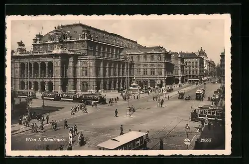 AK Wien I., Strassenbahnen auf der Strasse vor der Staatsoper
