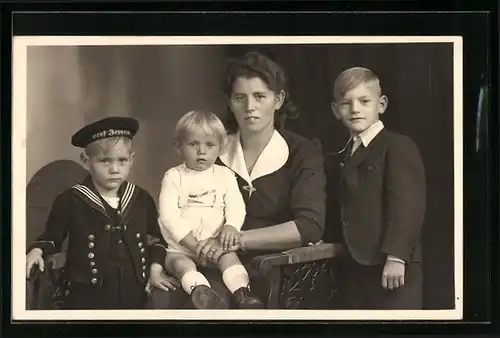 Foto-AK Mutter mit Kindern, Sohn mit Mütze Graf Zeppelin, Kinder Kriegspropaganda