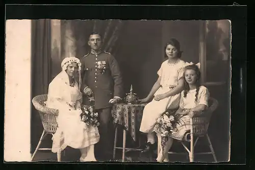 AK Soldat in Uniform mit Eisernes Kreuz, mit Frau und Kindern