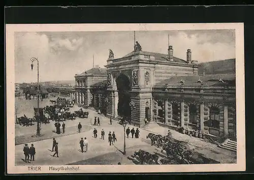 AK Trier, Passanten vor dem Hauptbahnhof