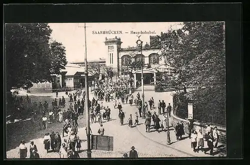 AK Saarbrücken, belebter Platz vor dem Hauptbahnhof