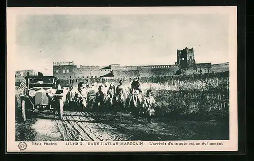 AK Maroc, Dans l`Atlas Marocain, L`arrivée d`une auto est un évènement, Auto auf einer Landstrasse
