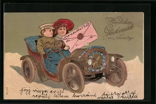 Präge-AK Bote und Frau mit Kuvert im Auto, Glückwunsch zum Namenstag