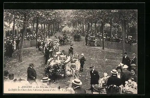 AK Angers, La Fête des Fleurs, Le Défilé des Chars dans l`Avenue Jeanne d`Arc