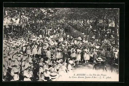 AK Angers, La Fête des Fleurs, Le Corso Avenue Jeanne d`Arc