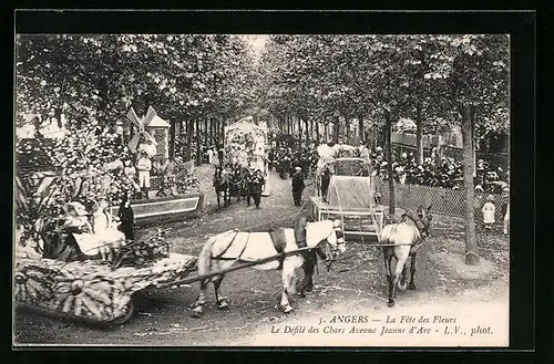 AK Angers, La Fête des Fleurs, Le Défilé des Chars Avenue Jeanne d`Arc