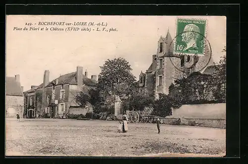 AK Rochefort-sur-Loire, Place du Pilori et le Château XVIIIe siècle